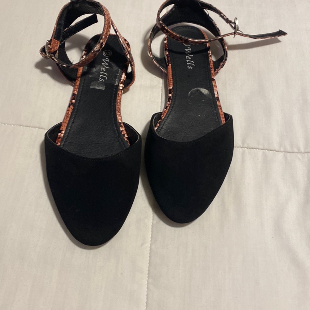 Wells flats shoes …zapatos de piso con abertura en el talón Size 6.5 color negro